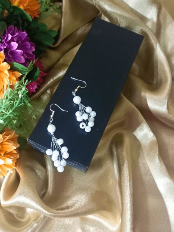 Pearl Blossom Dangle Earrings – Elegant & Chic ✨